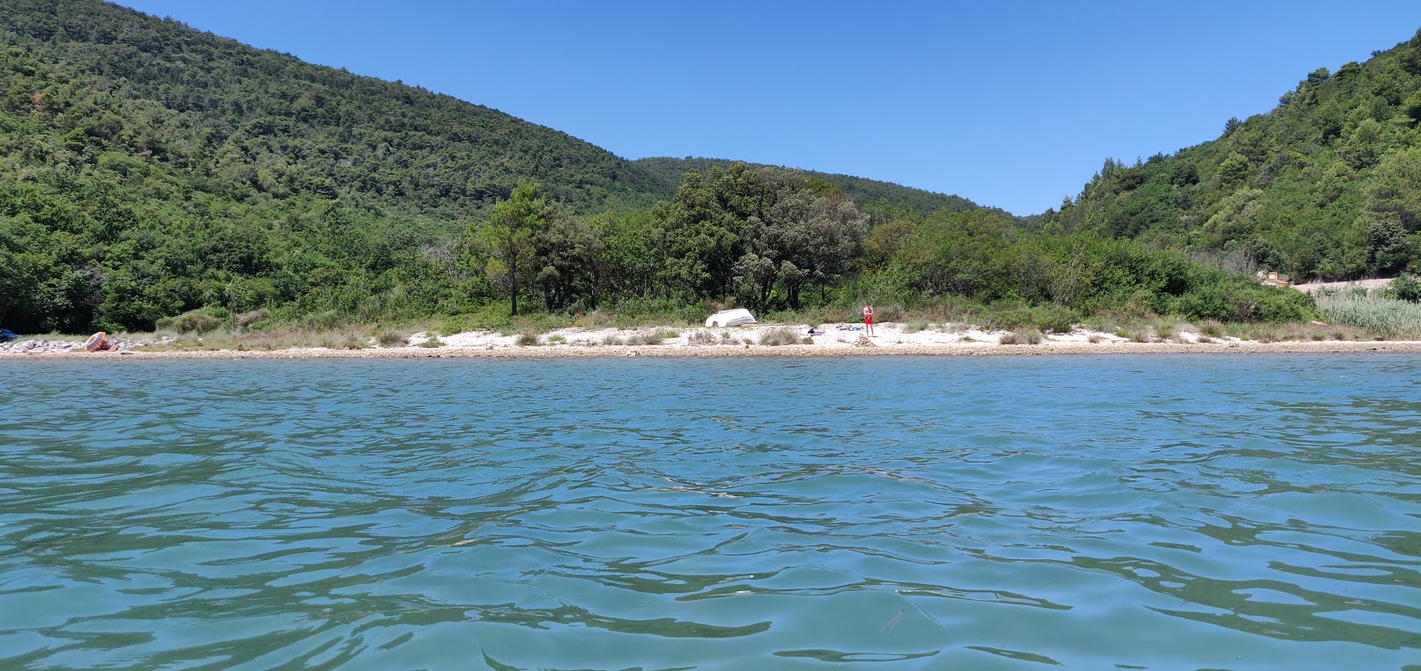Prtlog beach'in fotoğrafı - rahatlamayı sevenler arasında popüler bir yer