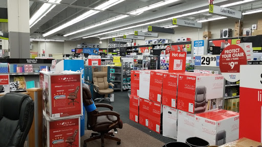 Office Supply Store «Staples», reviews and photos, 2950 Belcrest Center Dr, Hyattsville, MD 20782, USA