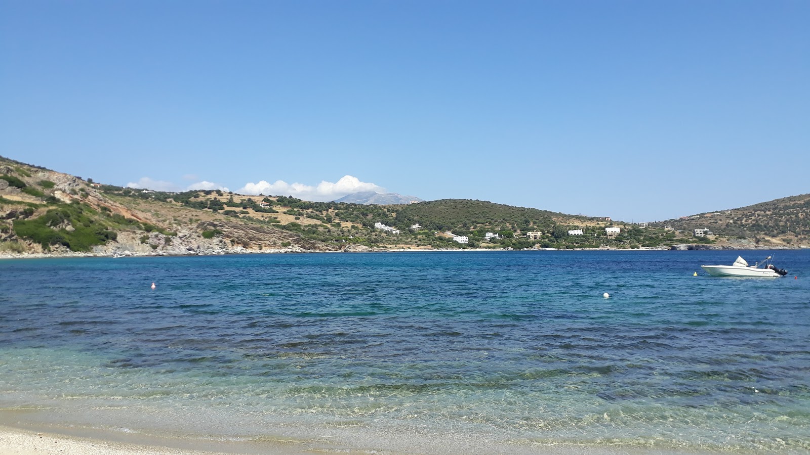 Fotografie cu Likorema beach cu o suprafață de nisip de cochilii strălucitor