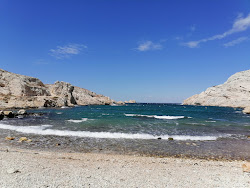 Plage de Morgiret'in fotoğrafı dağlarla çevrili