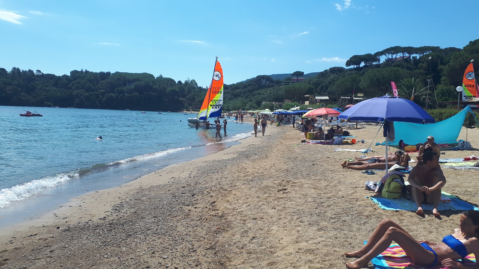 Spiaggia di Naregno'in fotoğrafı uçurumlarla desteklenmiş