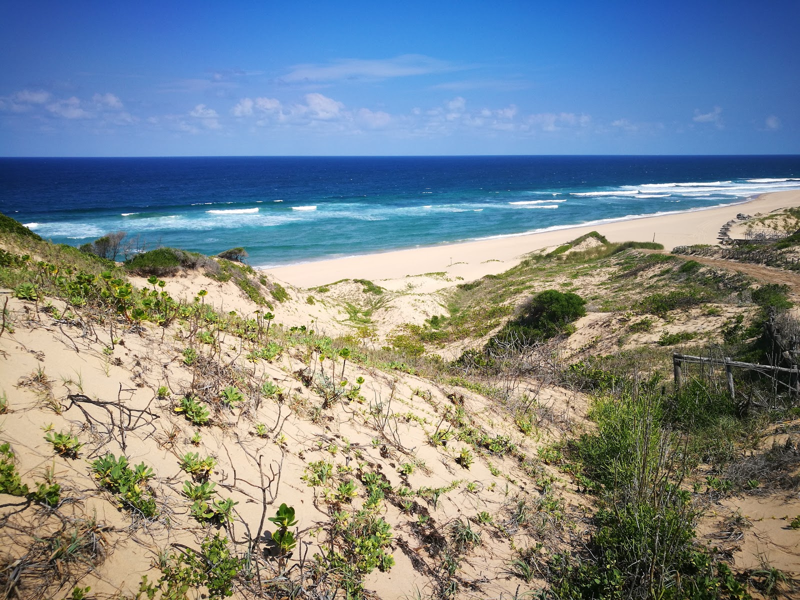 Fotografija Praia de Jangamo II z svetel pesek površino