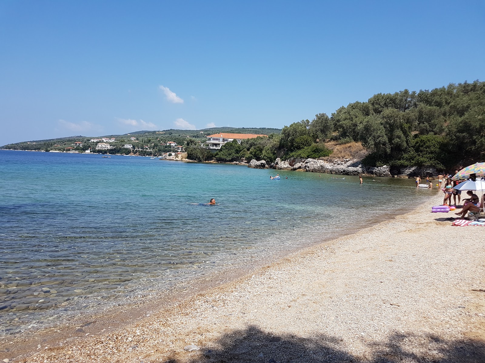 Foto von Olive beach mit schmutzig Sauberkeitsgrad