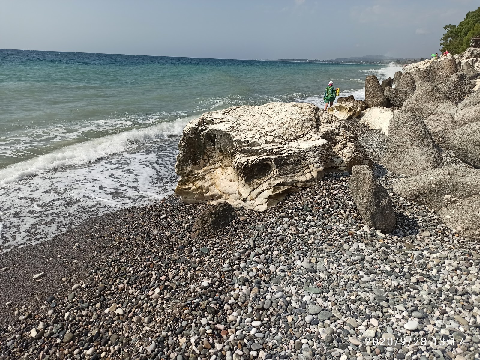 Foto de Tsandripsh beach respaldado por acantilados