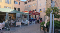 Atmosphère du Restaurant de spécialités provençales La Pesquiere Et Le Mazagran à Saint-Tropez - n°14