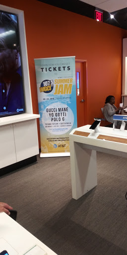 Cell Phone Store «AT&T», reviews and photos, 425 N Harlem Ave, Oak Park, IL 60301, USA