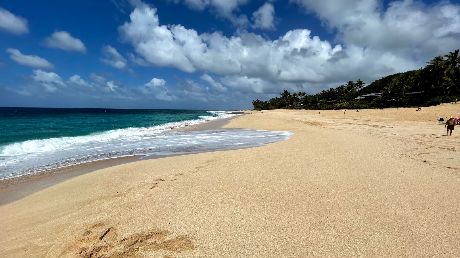 Foto de Ke Iki Beach com areia brilhante superfície
