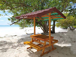 Foto de Kanbihaa Beach com uma linha costeira espaçosa