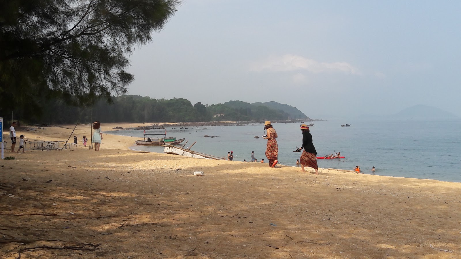 Foto di Cai Chien beach sorretto da scogliere