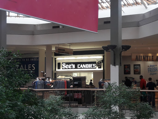 Shopping Mall «Beachwood Place», reviews and photos, 26300 Cedar Rd, Beachwood, OH 44122, USA