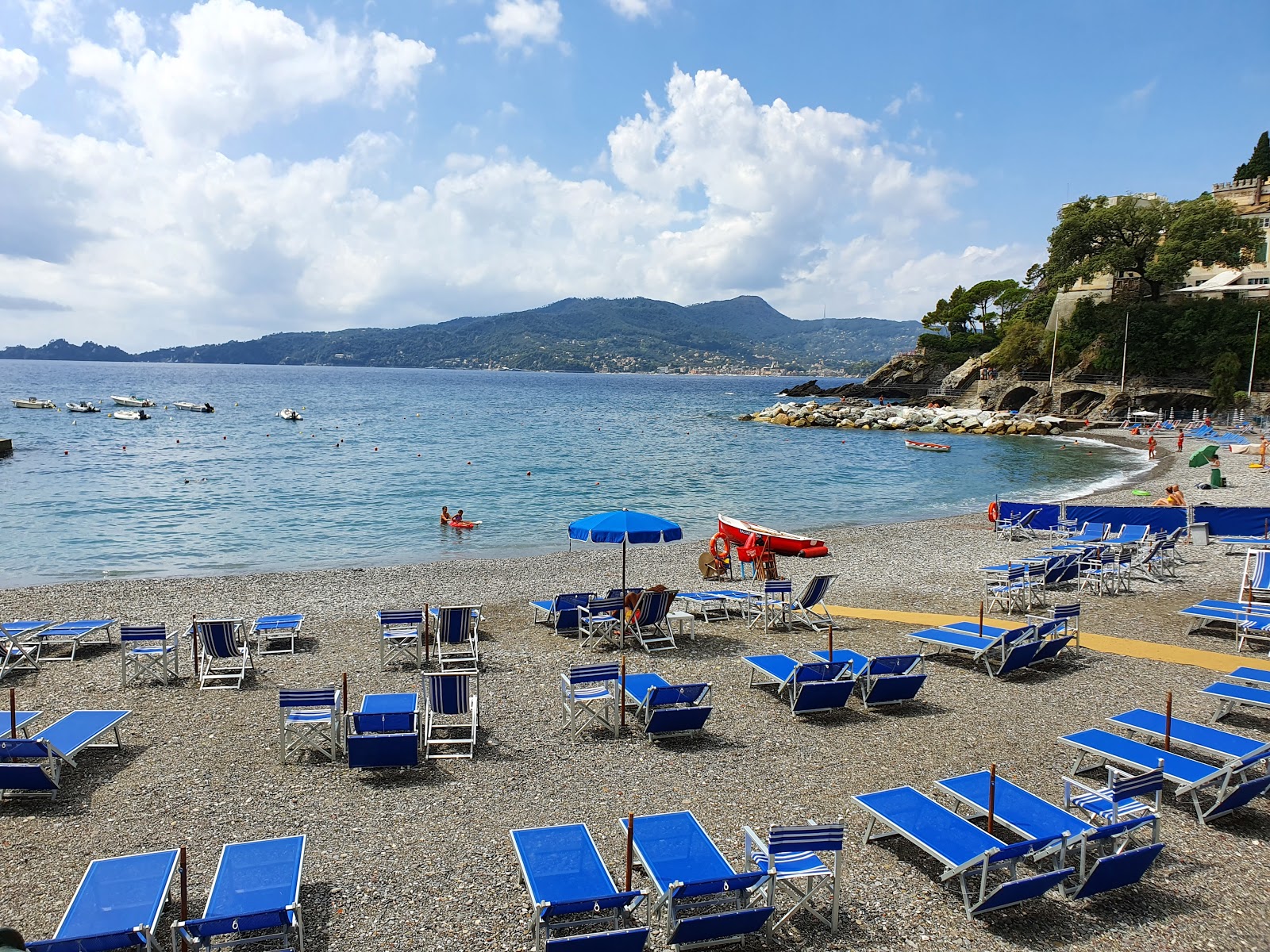 Foto von Spiaggia di Zoagli von Klippen umgeben