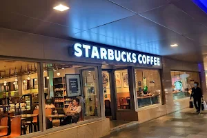 Starbucks Shangri−La Plaza image
