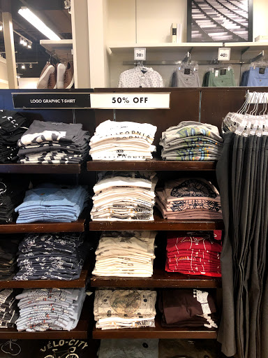 Clothing Store «Banana Republic Factory Store», reviews and photos, 407 N Alafaya Trail, Orlando, FL 32828, USA