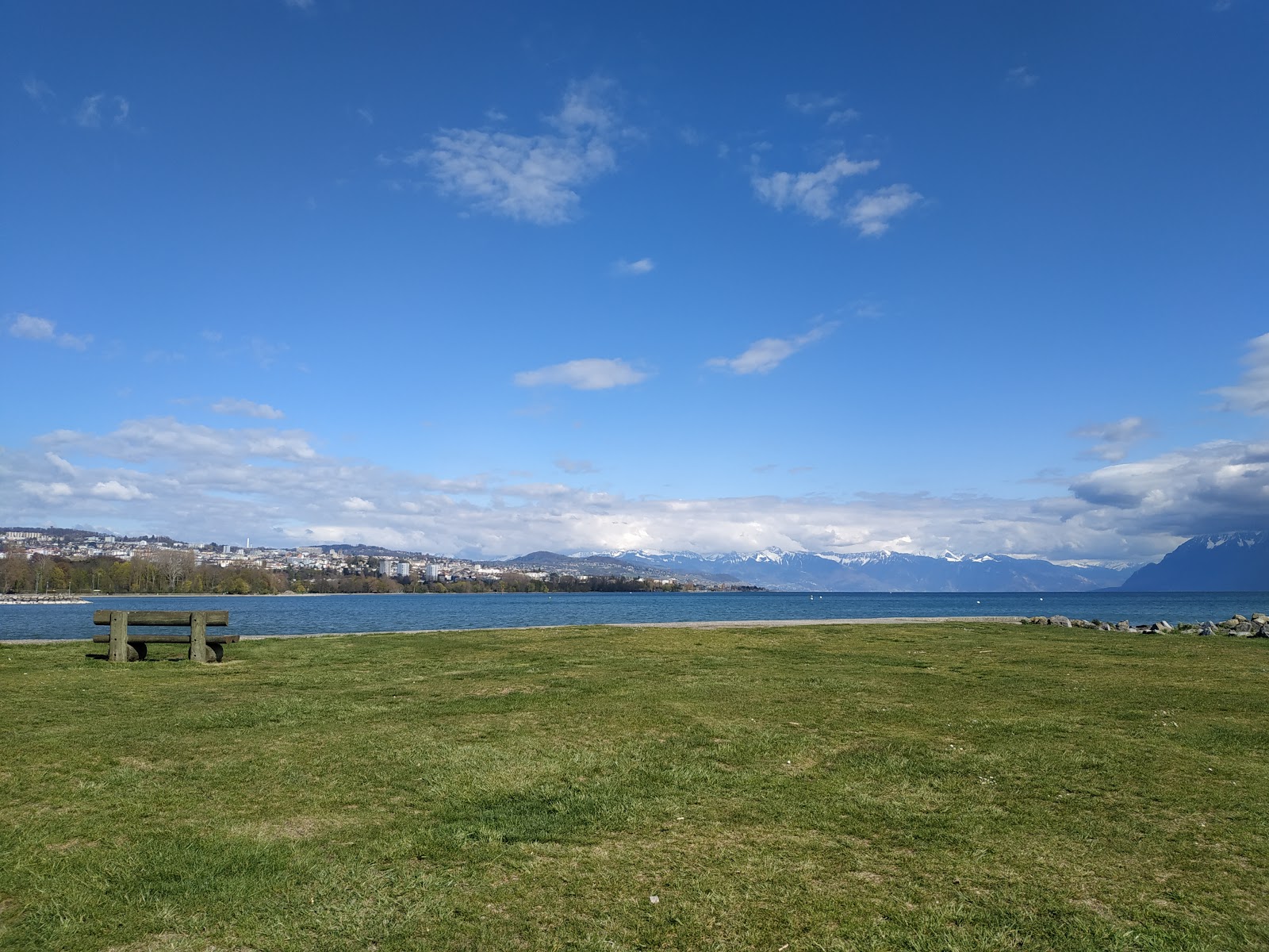 Photo de Plage de Parc des Pierrettes avec l'eau cristalline de surface