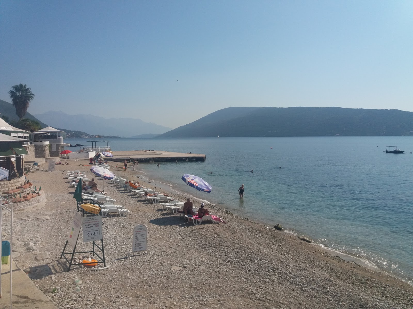 Foto de Corovica plazha área de resort de praia