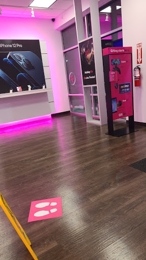 Cell Phone Store «T-Mobile», reviews and photos, 2705 NE 238th Dr f, Wood Village, OR 97060, USA