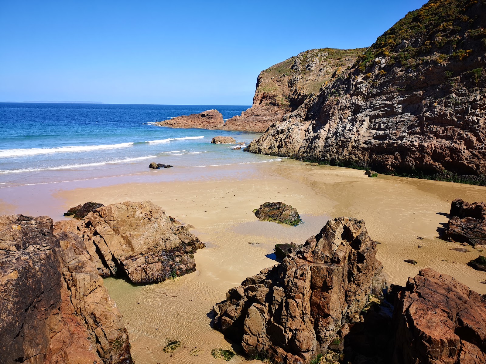 Photo de Plemont Beach protégé par des falaises