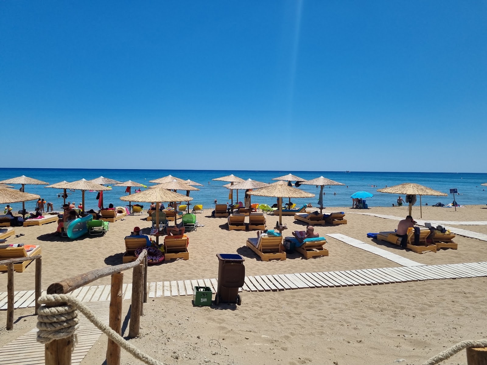 Foto di Spiaggia di Tsambika circondato da montagne