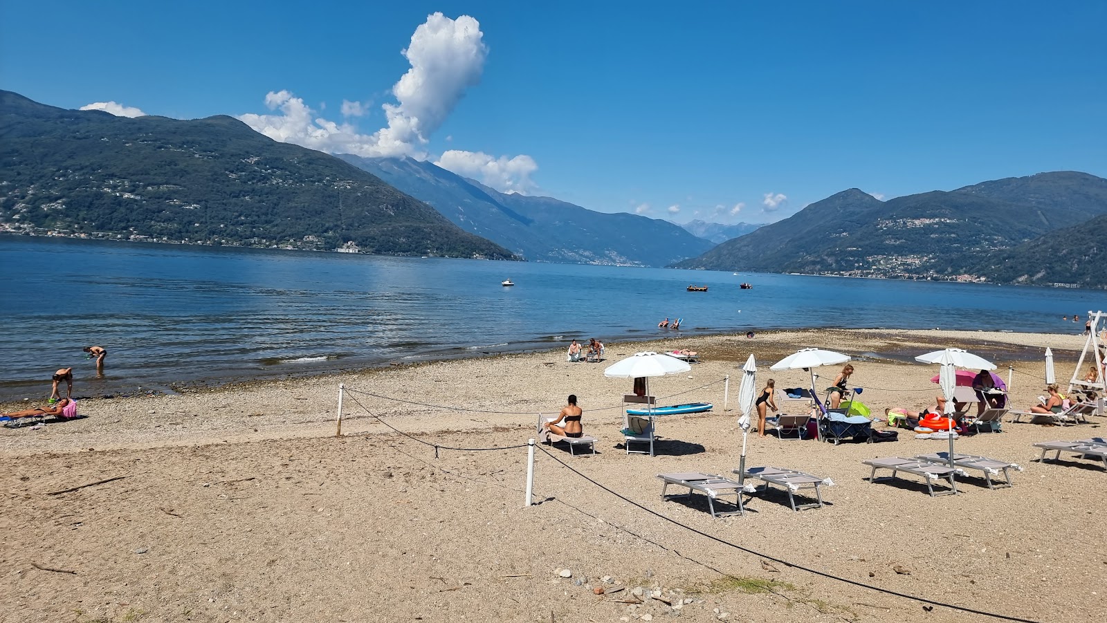 Photo de Spiaggia Parco Lungolago - endroit populaire parmi les connaisseurs de la détente