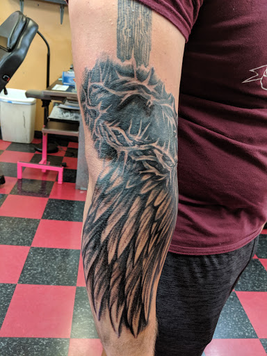 Tattoo Shop «A1 Tattoo Co», reviews and photos, 6805 N Oak Trafficway, Gladstone, MO 64118, USA