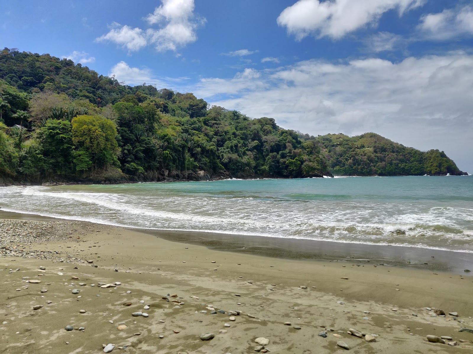 Foto von Bloody Bay beach mit grauer sand Oberfläche