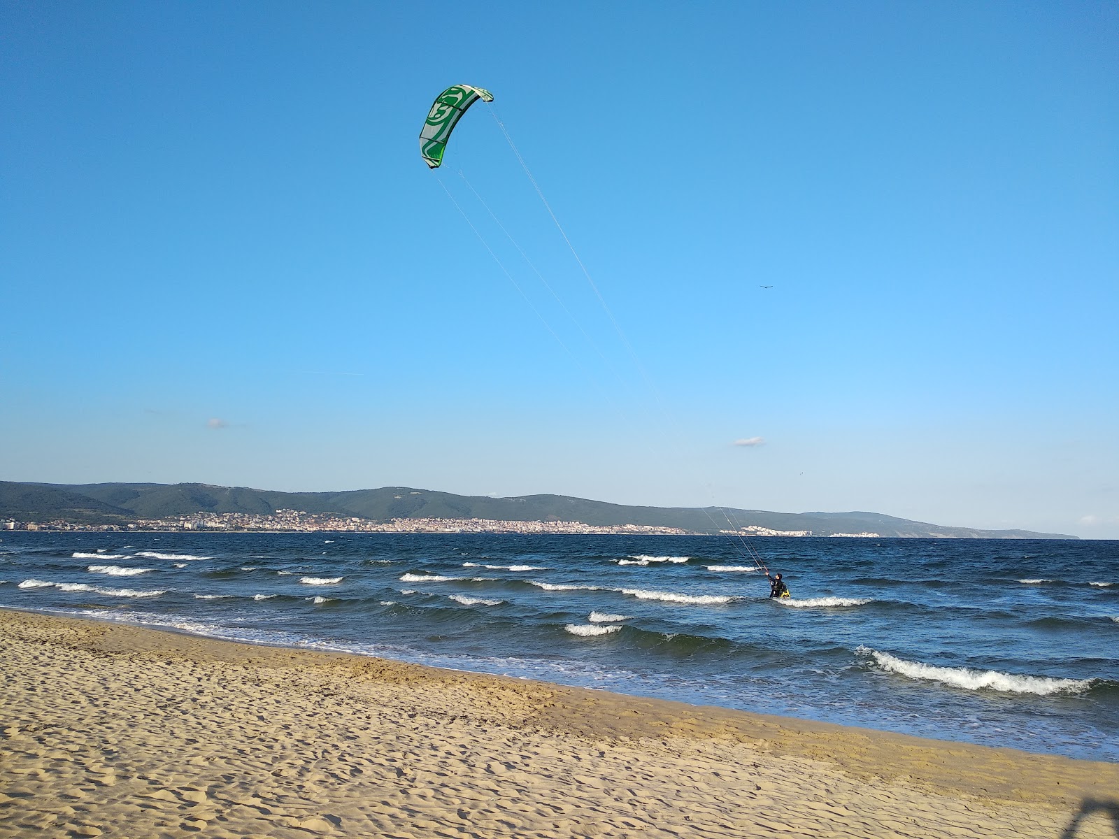 Foto de Sunny nude beach - lugar popular entre os apreciadores de relaxamento