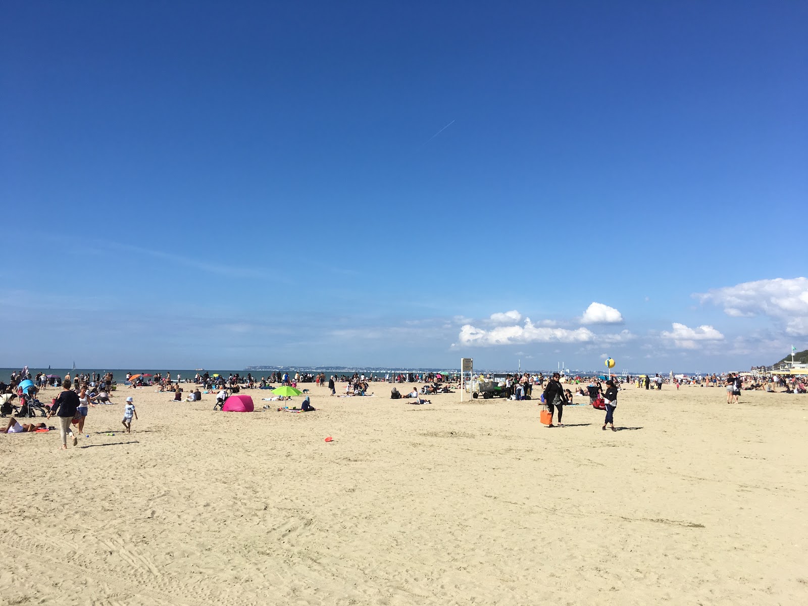 Foto von Plage Ouled Boughalem und die siedlung