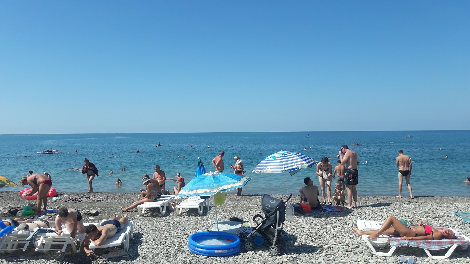 Hosta beach的照片 带有碧绿色水表面