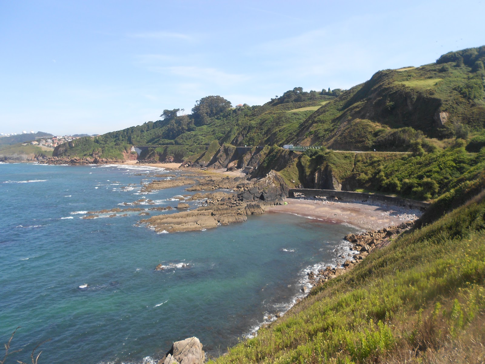 Photo de Playa de El Tranqueru entouré de montagnes