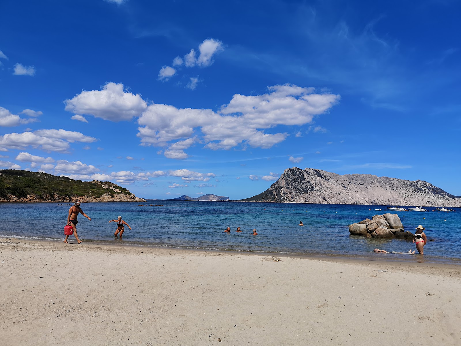 Zdjęcie Spiaggia Grande Baia z powierzchnią niebieska czysta woda