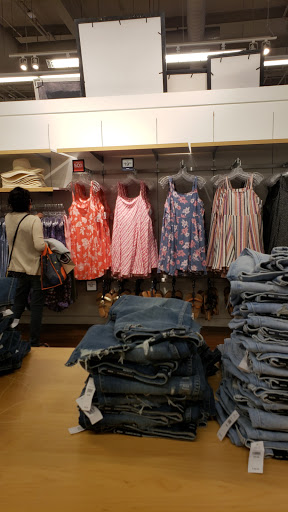 Clothing Store «Gap Outlet», reviews and photos, 640 Bergen Town Center, Paramus, NJ 07652, USA