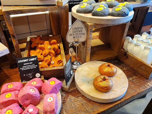 Cosmetics Store «LUSH Fresh Handmade Cosmetics», reviews and photos, 51 Oakbrook Center, Oak Brook, IL 60523, USA