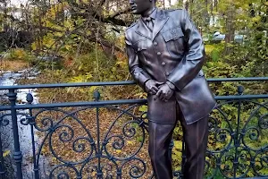 Usabrücke mit Elvis-Presley-Bronzestatue image