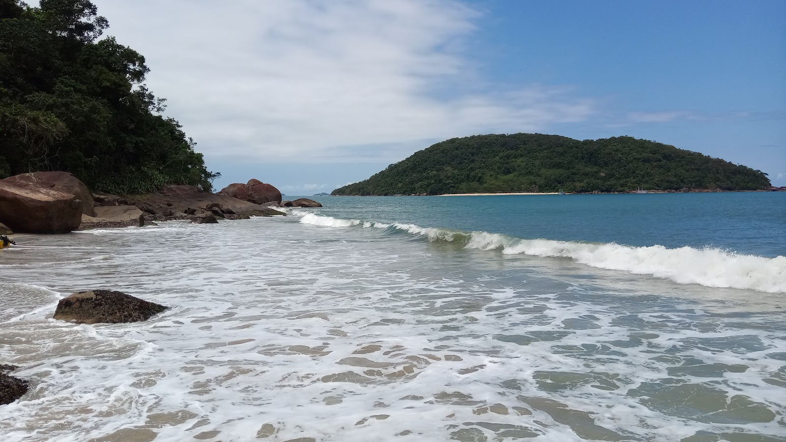 Praia Canto Itaipu'in fotoğrafı dağlarla çevrili