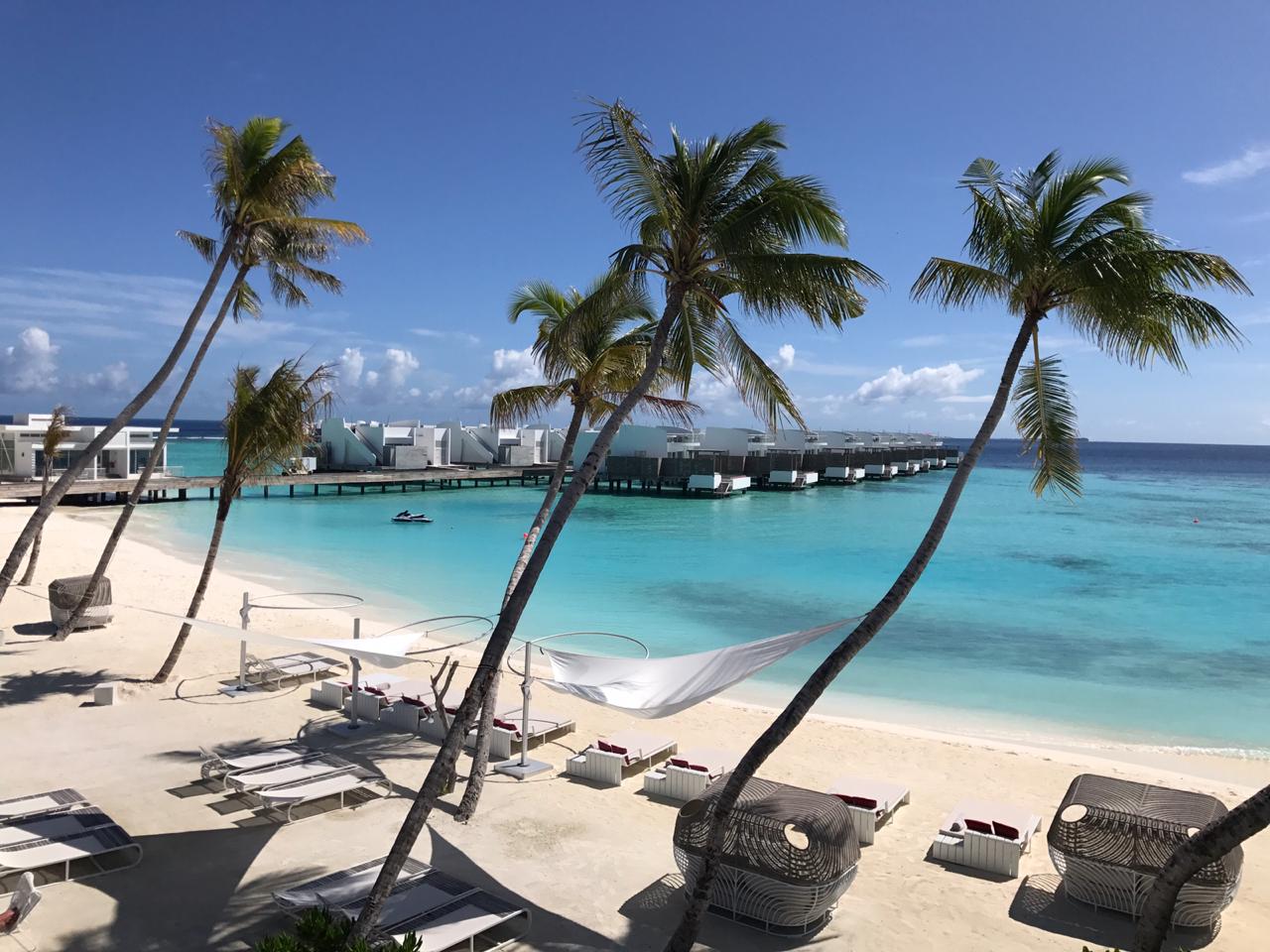 Fotografija Jumeirah Olhahali Island z beli pesek površino