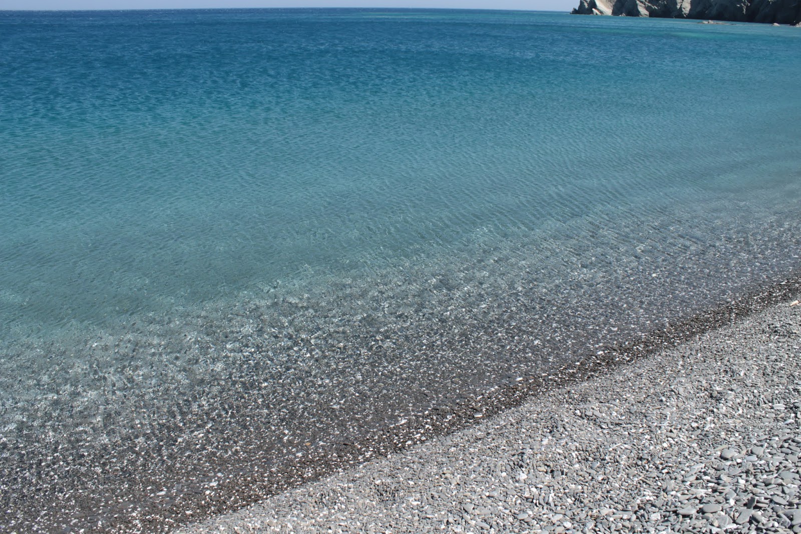 Paralia Agios Minas'in fotoğrafı dağlarla çevrili