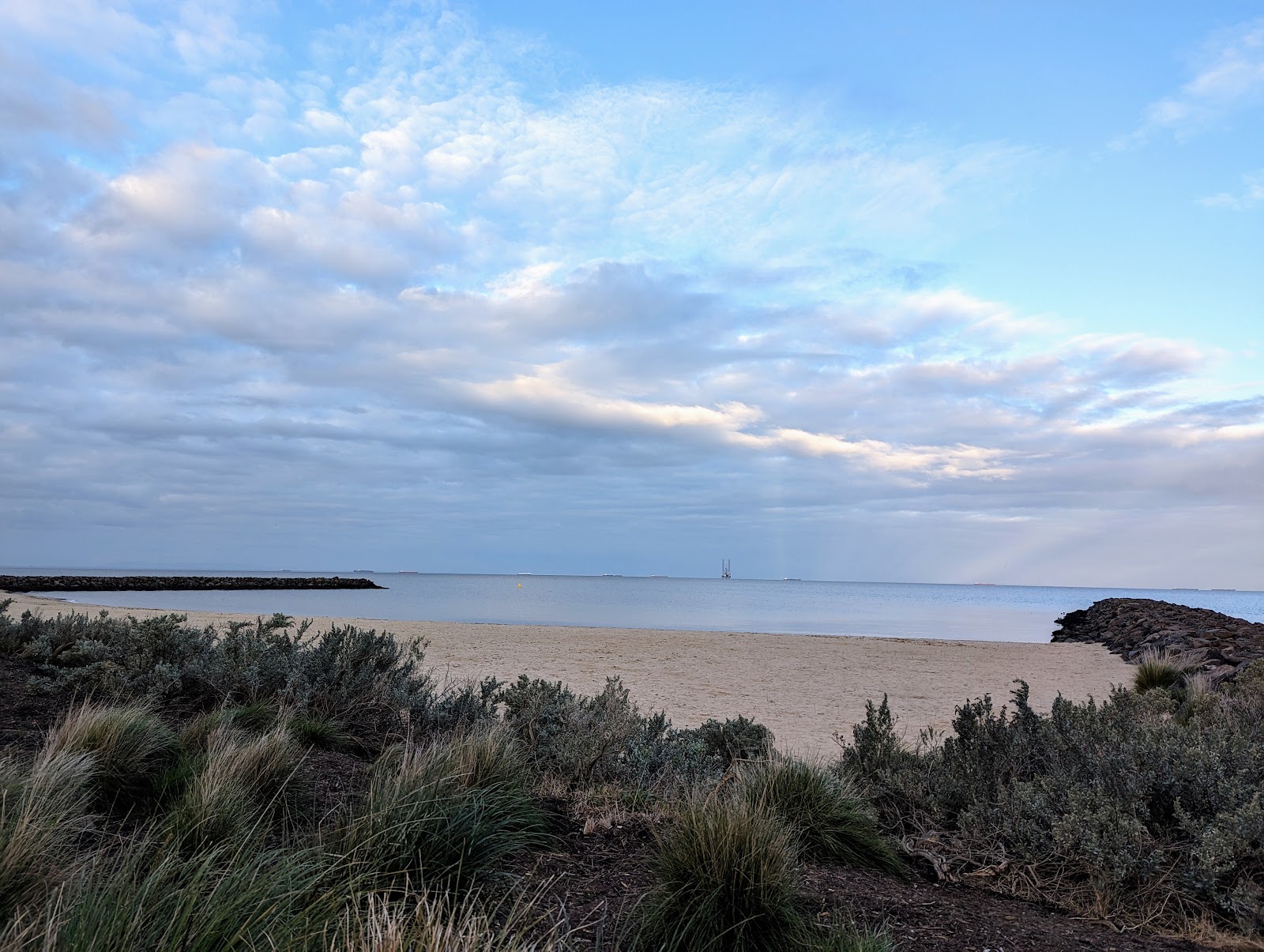 Wyndham Harbour Northern Beach的照片 带有碧绿色纯水表面