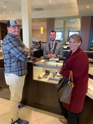 Jewelry Store «Jared The Galleria of Jewelry», reviews and photos, 4972 Shelbyville Rd, Louisville, KY 40207, USA