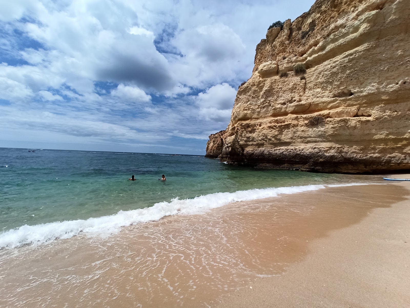 Zdjęcie Praia da Corredoura z powierzchnią turkusowa czysta woda