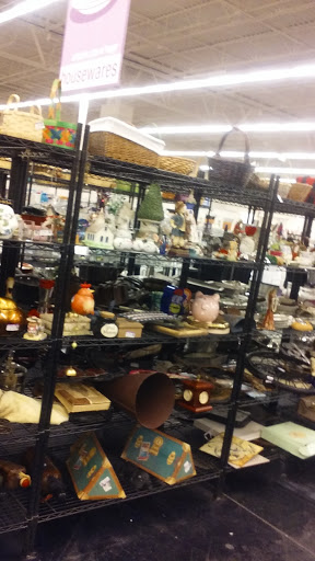 Thrift Store «Lindsay & Warner Goodwill Retail Store & Donation Center», reviews and photos, 874 E Warner Rd, Gilbert, AZ 85296, USA