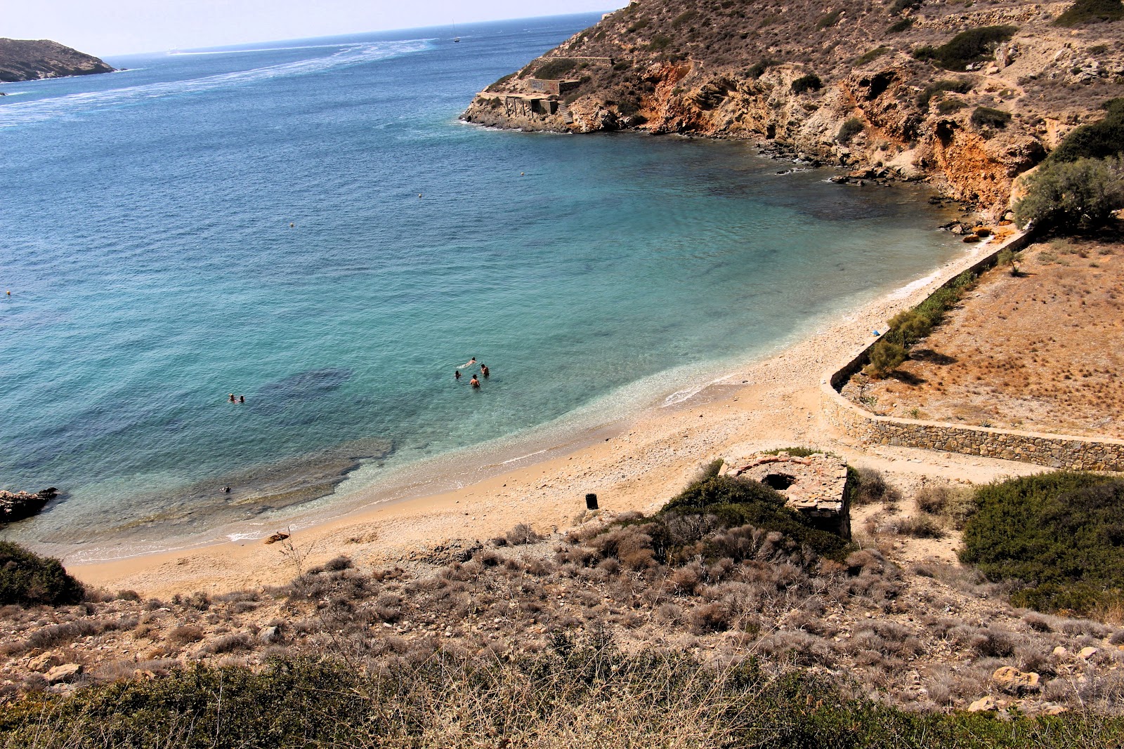 Fotografie cu Tzamaria Beach sprijinit de stânci