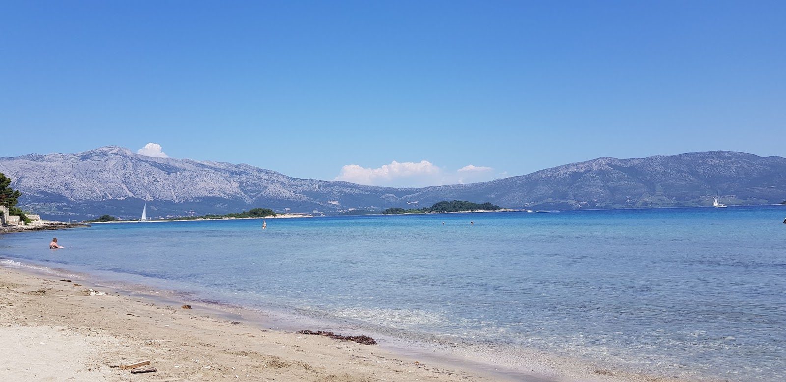 Foto von Bilin Zal beach mit reines blaues Oberfläche