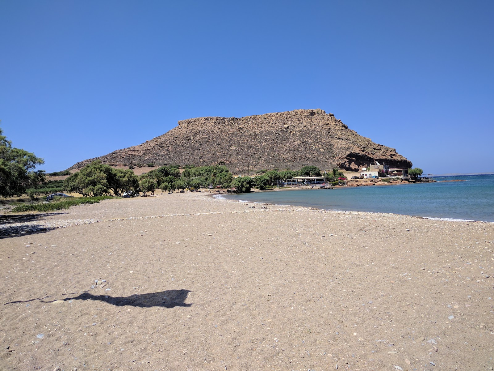 Paralia Chiona'in fotoğrafı uçurumlarla desteklenmiş