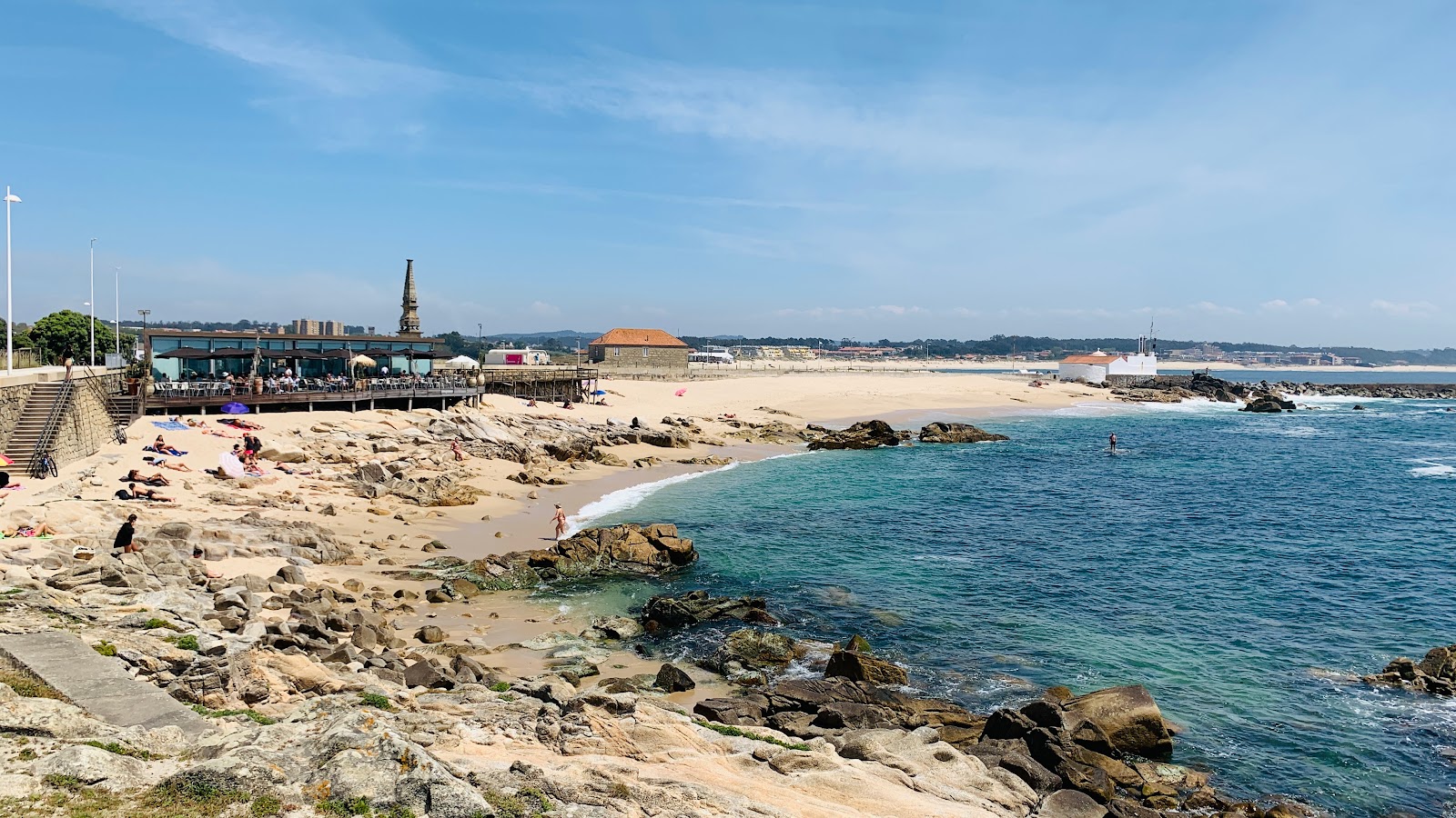 Foto von Praia da Senhora da Guia mit beiger sand Oberfläche