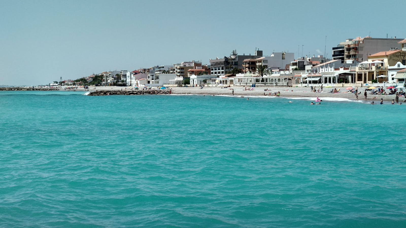 Foto van Moncofar Strand met blauw water oppervlakte