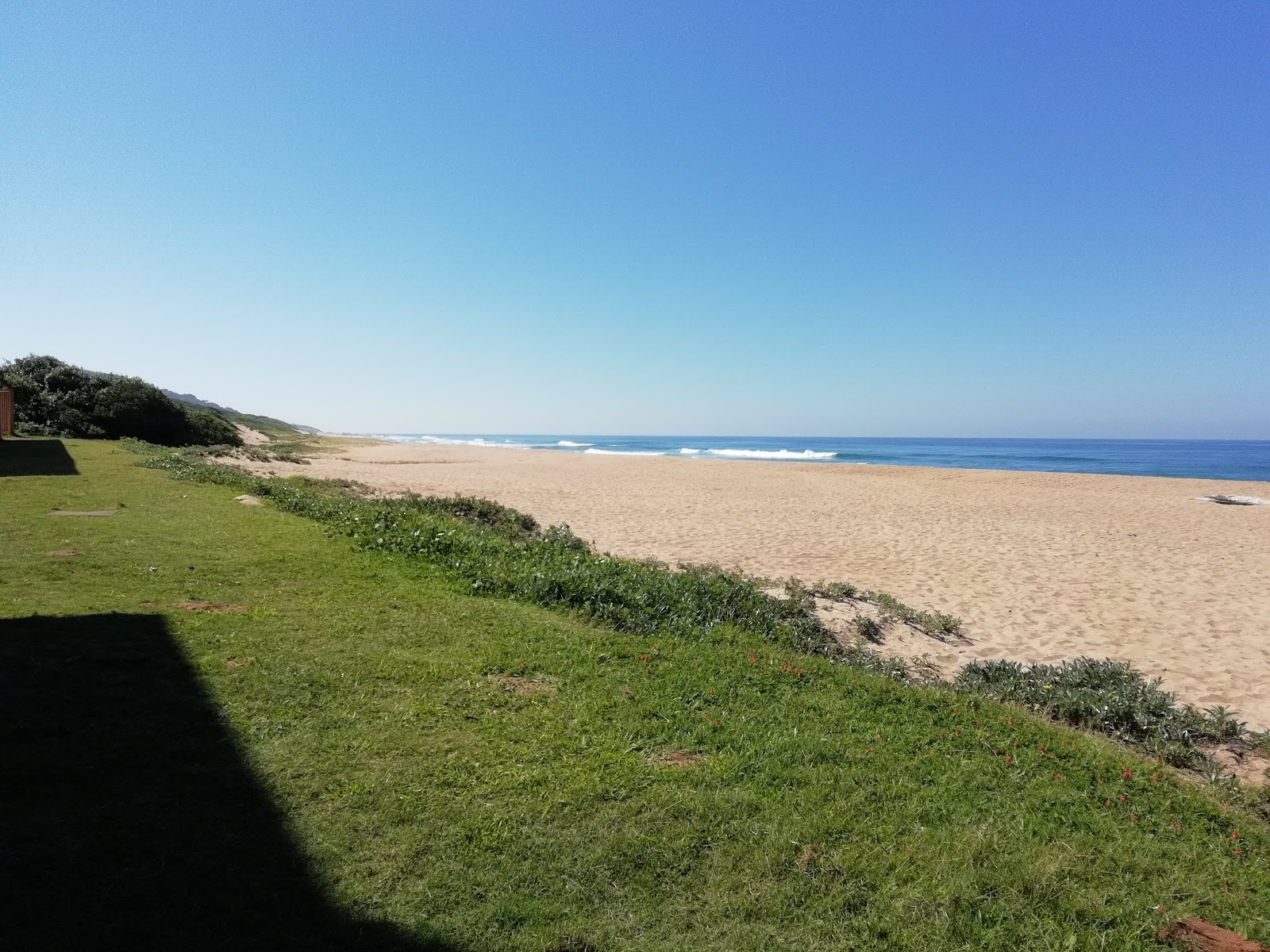 Foto di Happy Wanderers beach con dritto e lungo