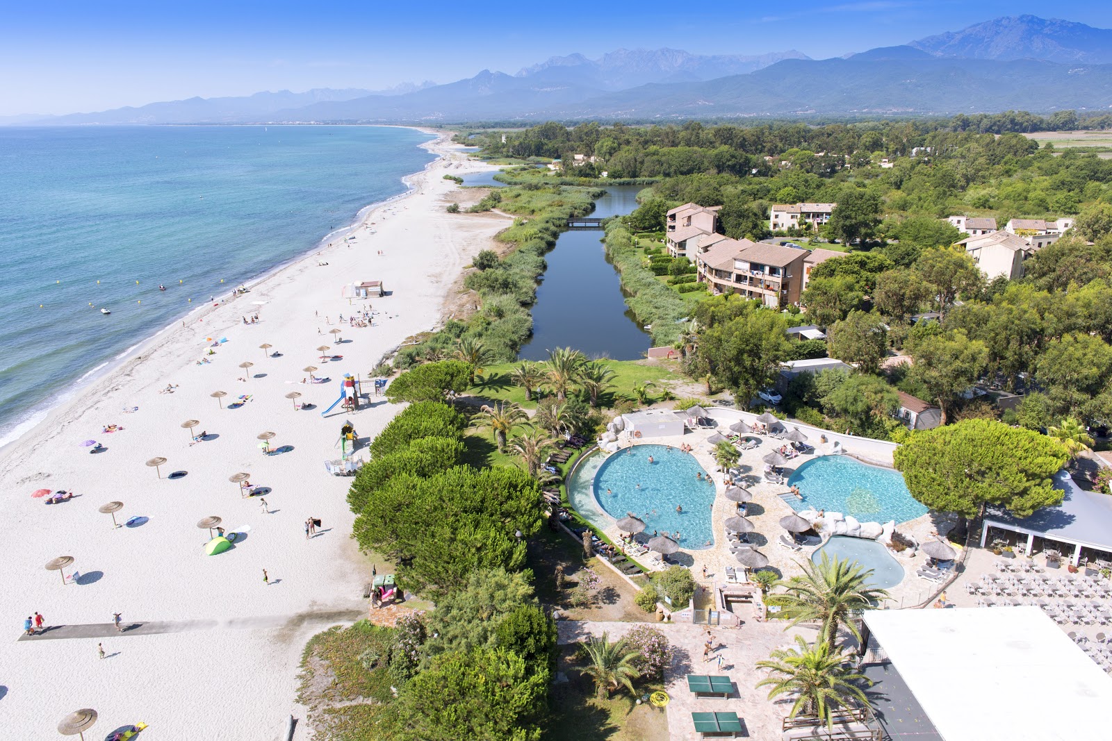 Zdjęcie Plage Arinella Bianca z powierzchnią jasny, drobny piasek