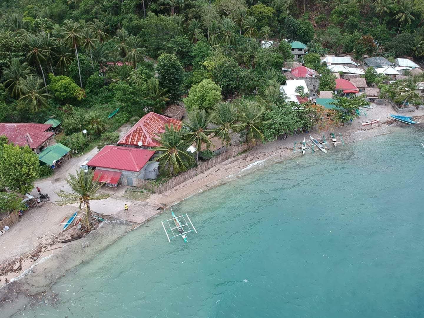 Foto di Balatasan Beach Resort con una superficie del sabbia beige e ciottoli