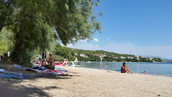 Foto von Posedarje beach von Klippen umgeben
