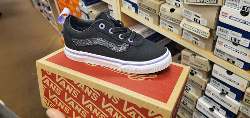 Famous Footwear, 2955 Veterans Rd W, Staten Island, NY 10309, USA, 